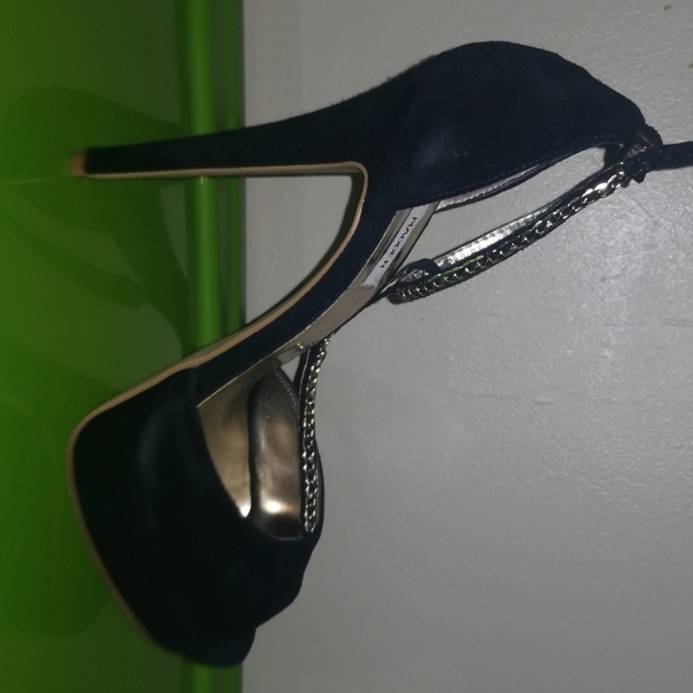 Black Pumps